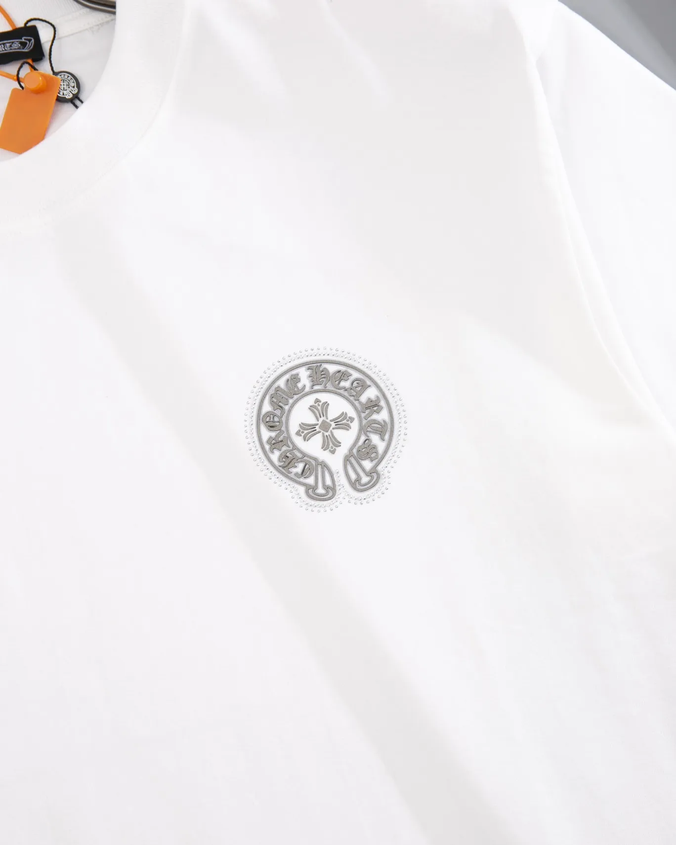 P190 CHROME HEARTS hot-drilled short-sleeved T-shirt. The front and rear panels are marked with high-end hot-drilled flower craftsmanship. The fabric is comfortable and soft, and the high-end washing water is used. The ribs are customized and dyed in the same cylinder. Three standards are complete, the official website is synchronized, and the original mold is opened. The same style for men and women. It is also a practical item that is necessary for daily use. Color: Black White Pink Size: S M L XL